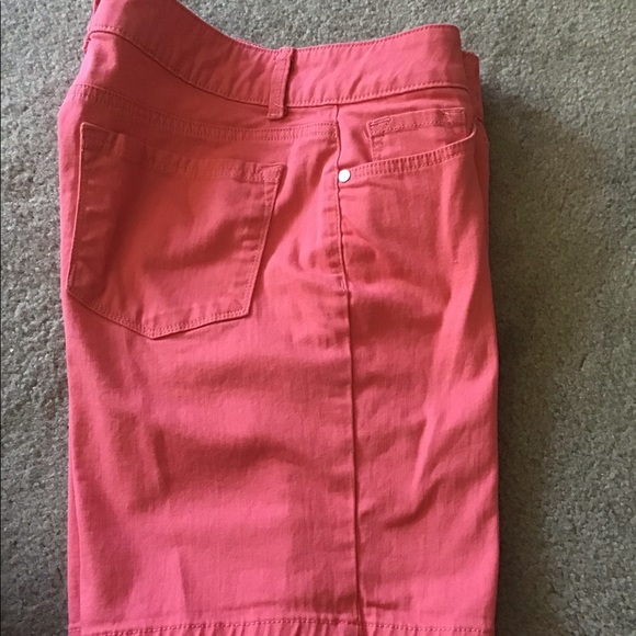Riders LEE mid rise Jean short pink size 10. 🌺. Nice bright color - Picture 3 of 6
